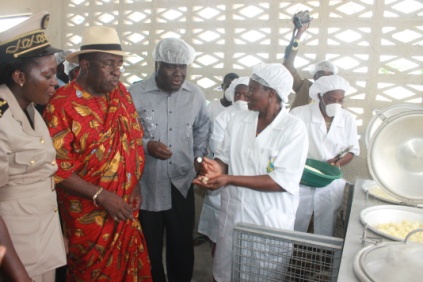 Governor Mambe tasting attiéké