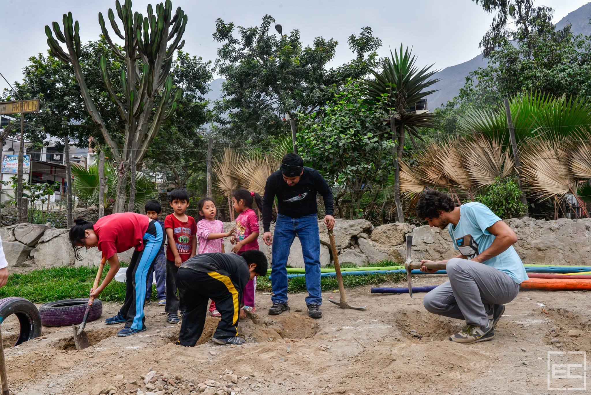 Community working at La Balanza