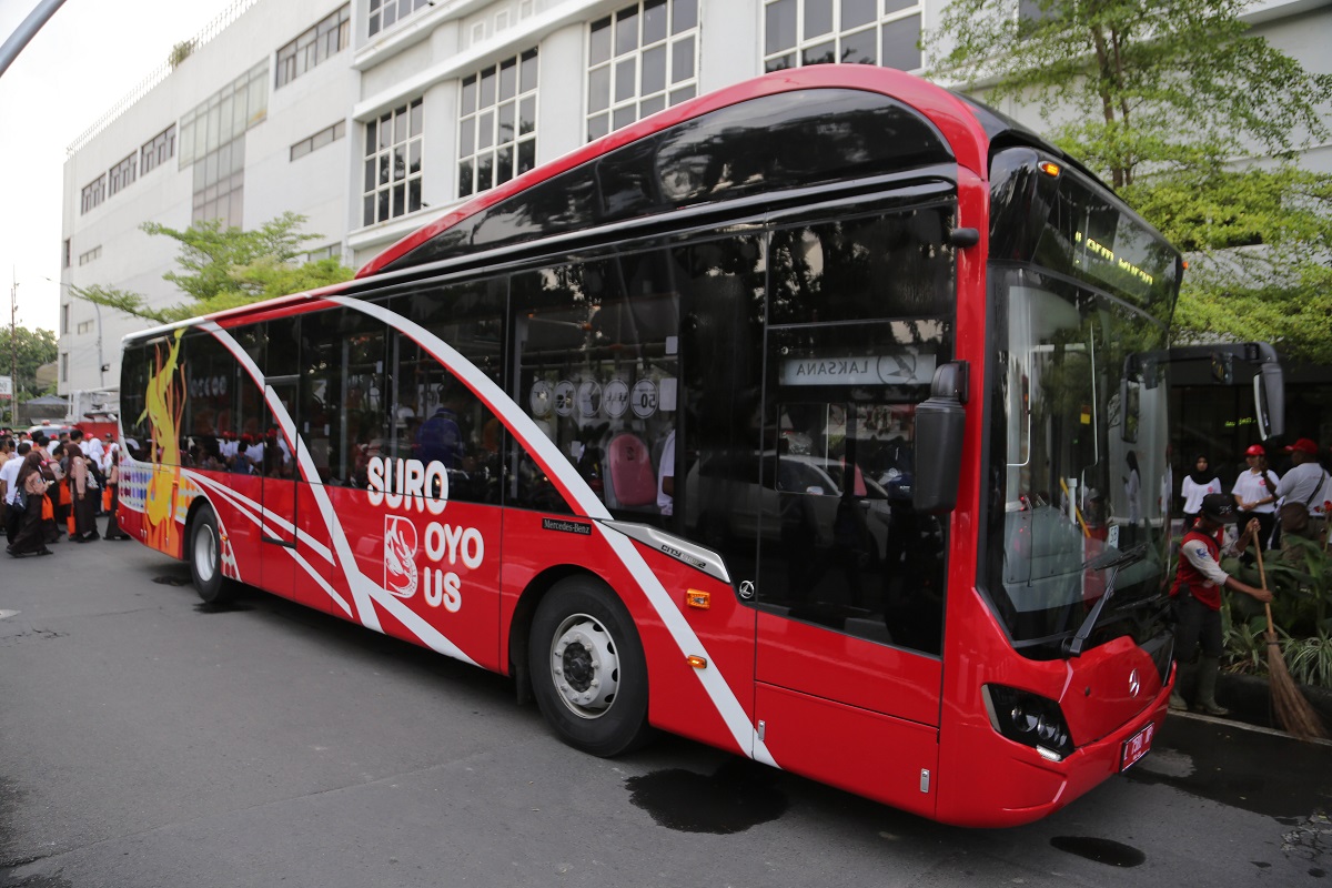 Surabaya bus fare paid with trash