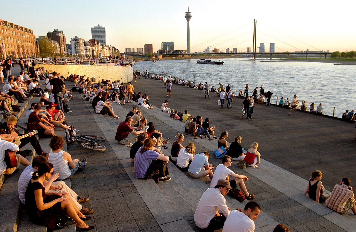 KomKuk – linking creatives: Düsseldorf Burgplace stairs